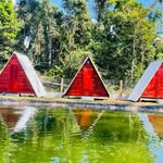 Chalés refletidos no lago